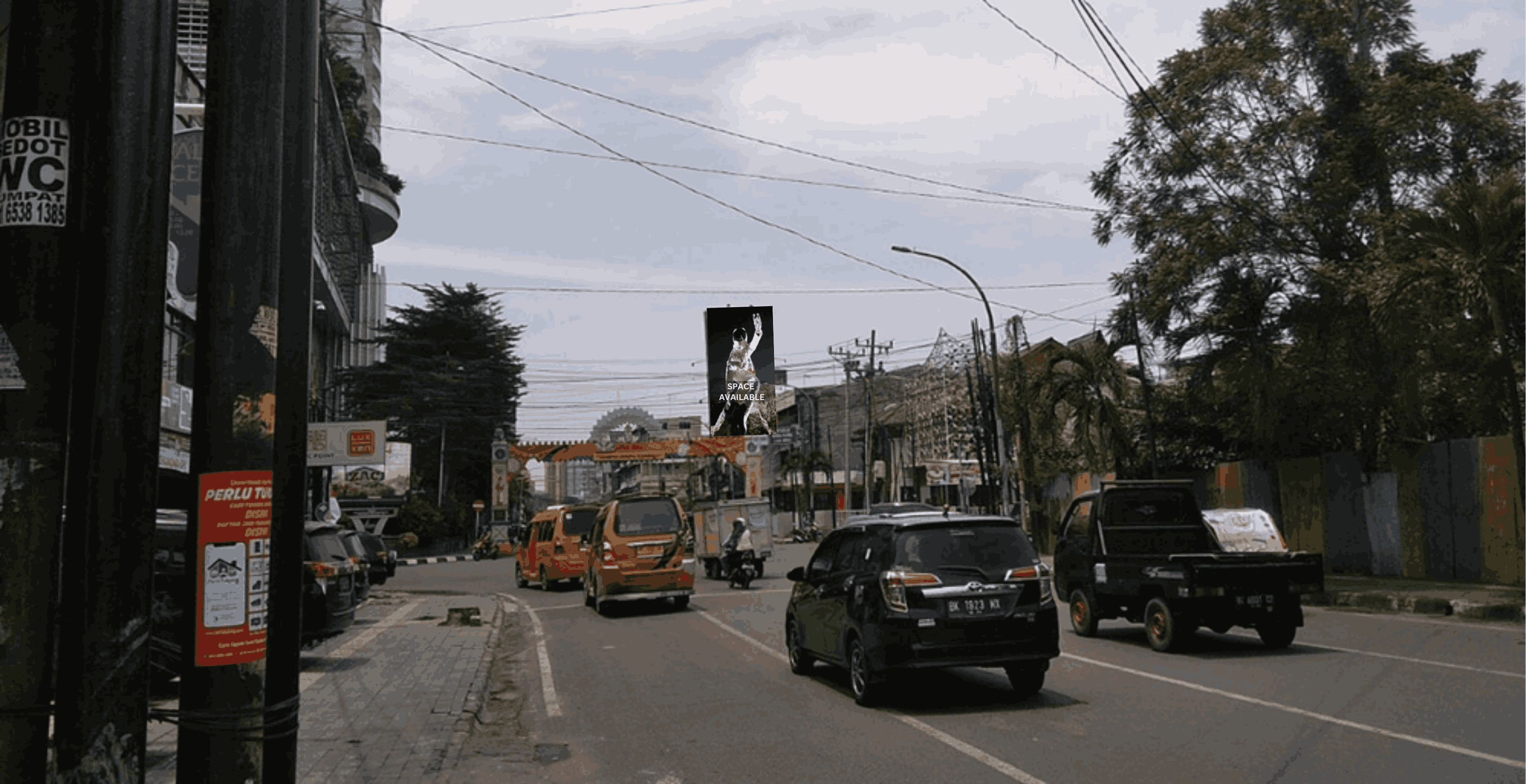 Sewa Reklame Billboard Tokabe.id - Di Zainul Arifin Street, di persimpangan dengan S. Parman Street, Medan Kota, Provinsi Sumatera Utara - Billboard Lintas Sumatera