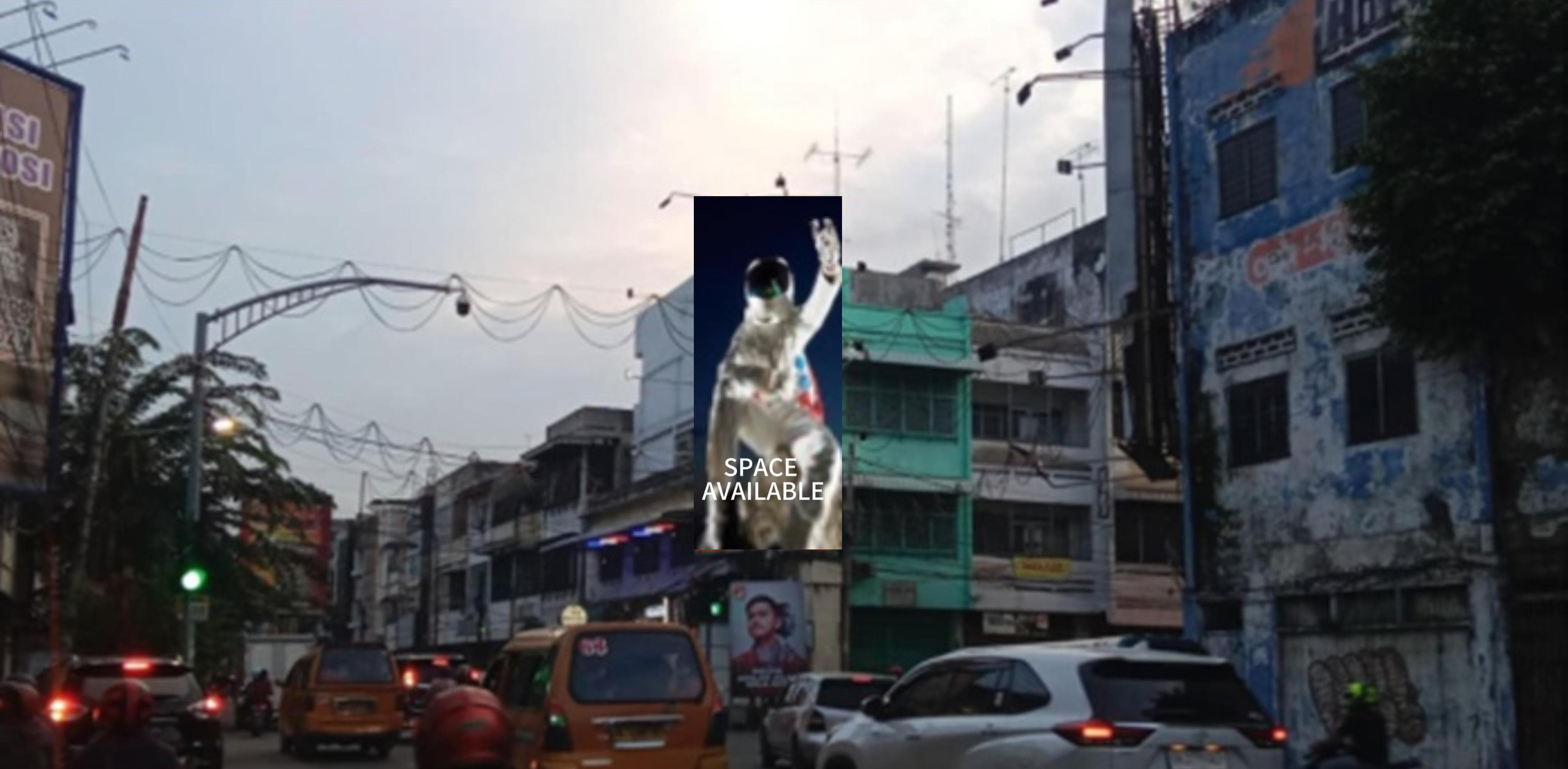 Sewa Reklame Billboard Tokabe.id - Di Asia Street, di persimpangan dengan Thamrin Street, Medan Kota, Provinsi Sumatera Utara - Jasa sewa billboard Medan
