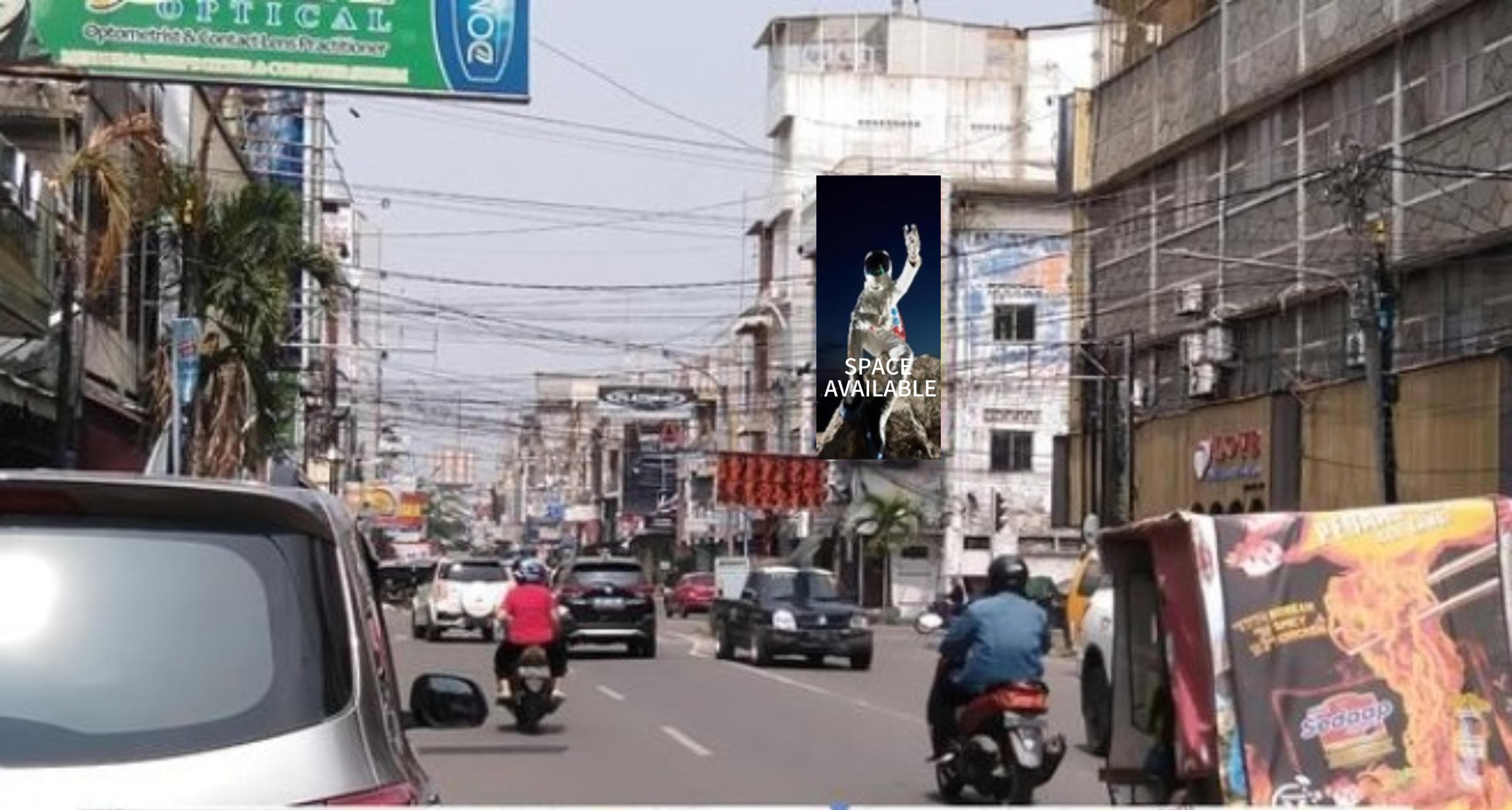 Sewa Reklame Billboard Tokabe.id - Di Asia Street, di persimpangan dengan Thamrin Street, Medan Kota, Provinsi Sumatera Utara - Jasa sewa billboard Medan