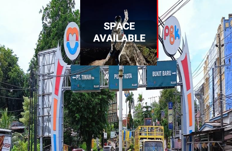 Sewa Reklame Billboard Tokabe.id - At Timah Traffic Light Persimpangan, Jend. Sudirman Street, Gerunggang Kecamatan, Pangkal Pinang City (view from Sungai Liat towards Pangkal Pinang City) - Sewa baliho Medan murah